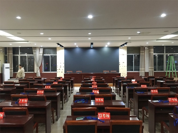 五蓮某中學(xué)大會議室